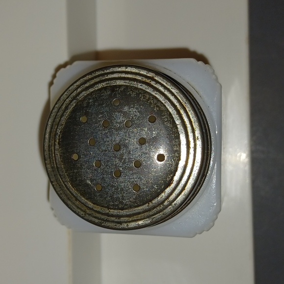 ORIGINAL Vintage Art Deco Milk Glass Basket Bouquet Salt & Pepper Shaker Set - Picture 11 of 11